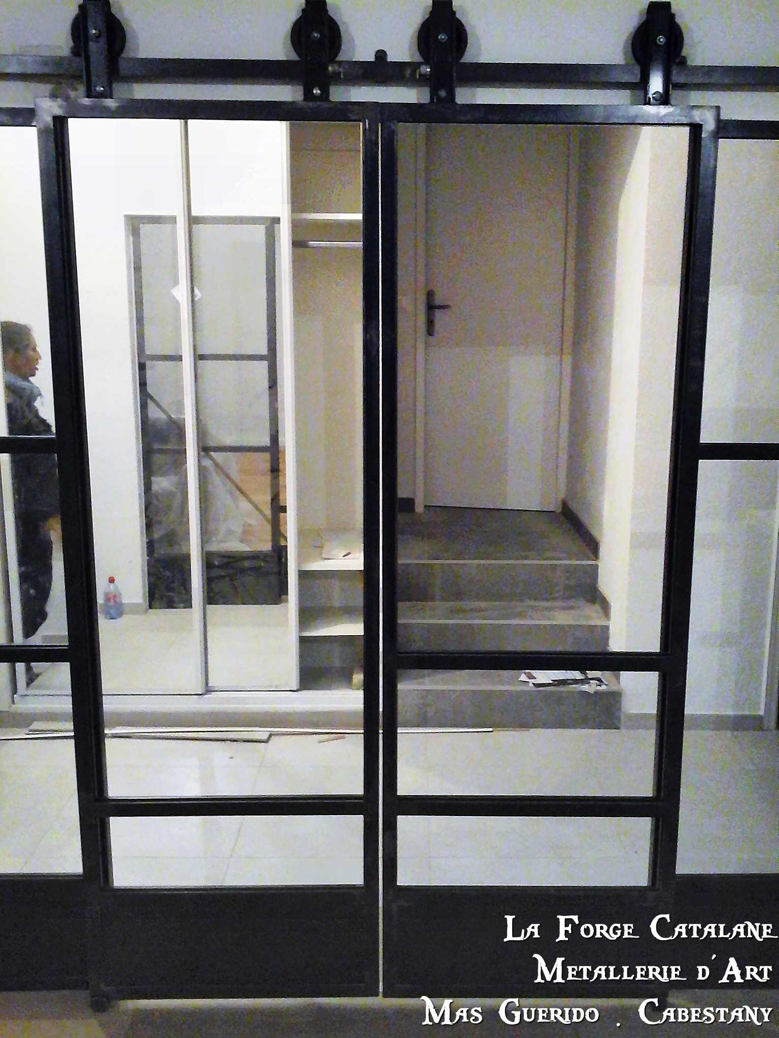 verriere double coulissant roue ancienne grange clair soubassement tole fer forge catalane (2).jpg